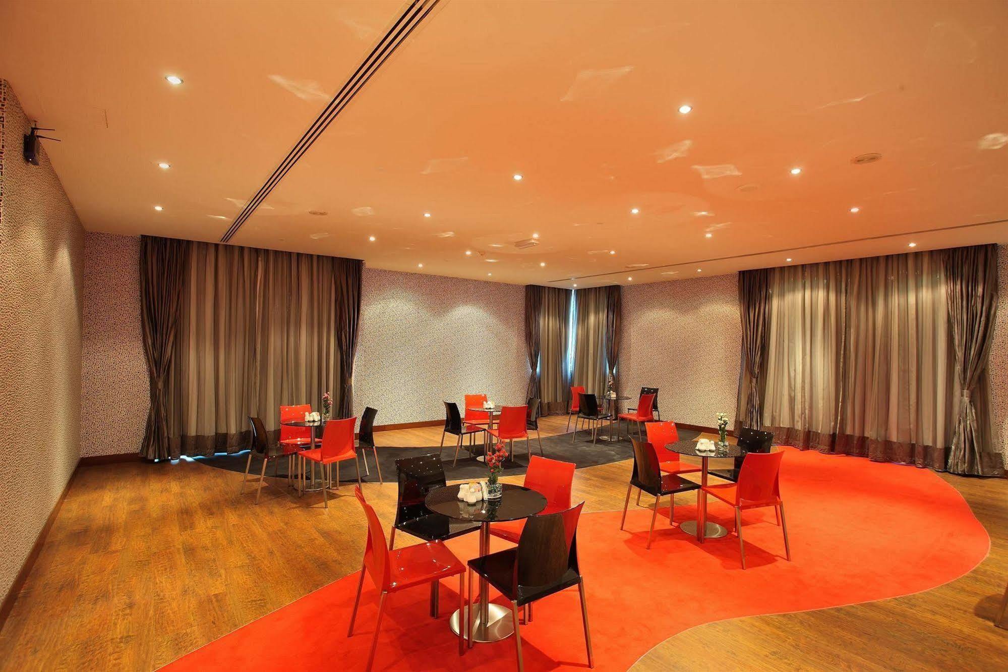 Royal Ascot Hotel Apartment - Kirklees 2 Ντουμπάι Εστιατόριο φωτογραφία